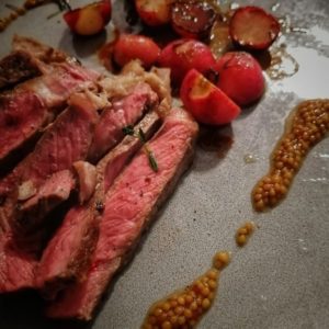 RibEye steak s karamelizovanými ředkvičkami