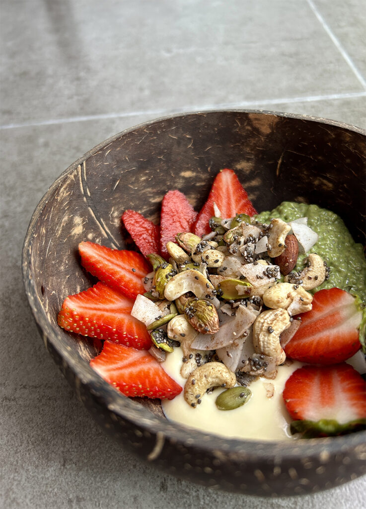 Matcha chia pudding s granolou